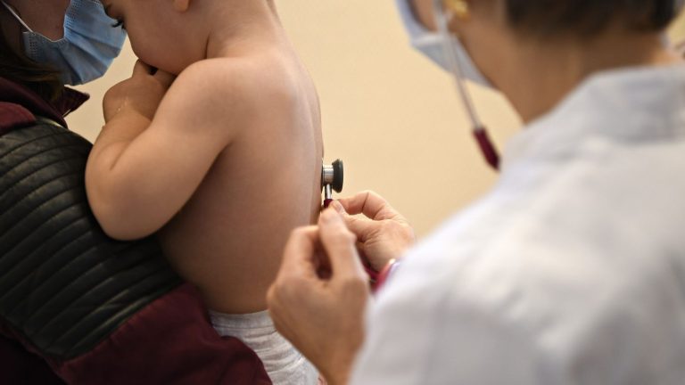 a two-year-old child dies of lightning meningitis, about 70 people eligible for preventive vaccination