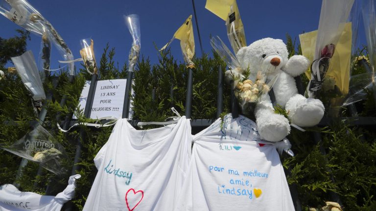 a white march in tribute to the schoolgirl and “against school harassment”