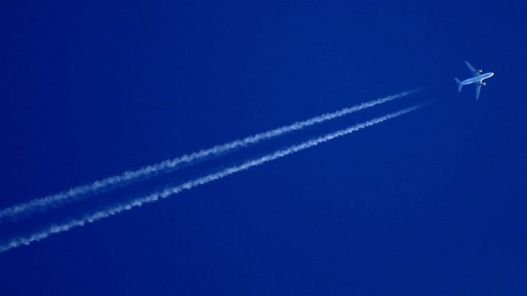 can the aviation sector reduce its CO2 emissions?