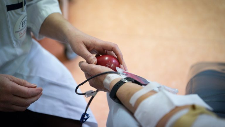 franceinfo junior.  What is blood donation used for?