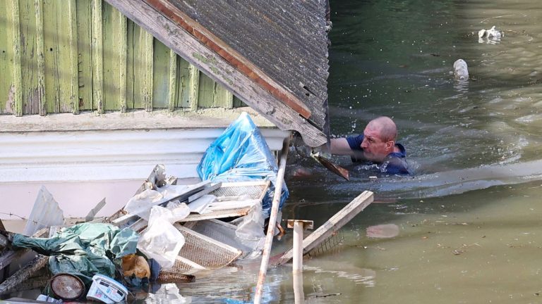 despite the danger, the inhabitants of the flooded areas after the destruction of the Kahovka dam, refuse to leave the area