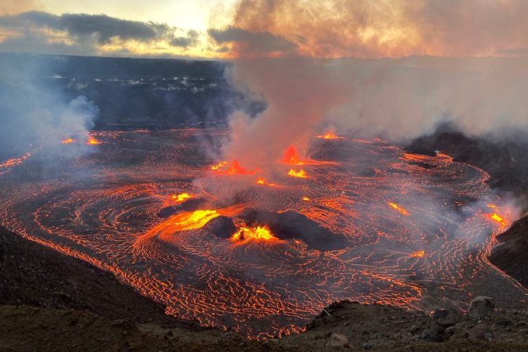 hawaii |  Kilauea volcano erupts again