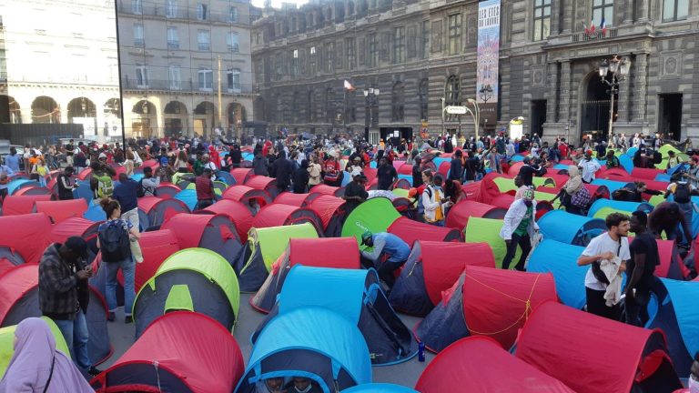 hundreds of refugees and associations set up their tents in front of the Council of State