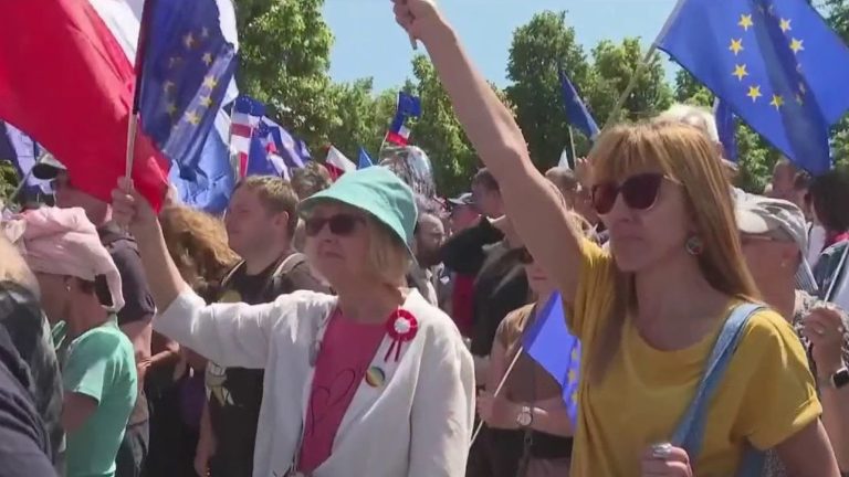 in Warsaw, thousands of people take to the streets against the government