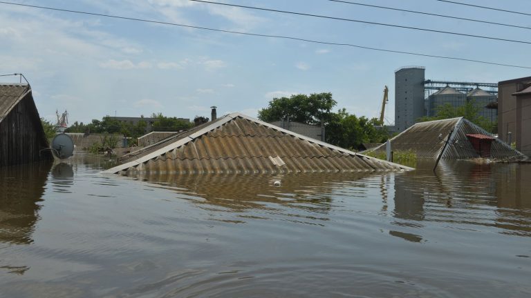 in the Kherson region, residents trapped between the front and floods due to the destruction of the Kakhovka dam