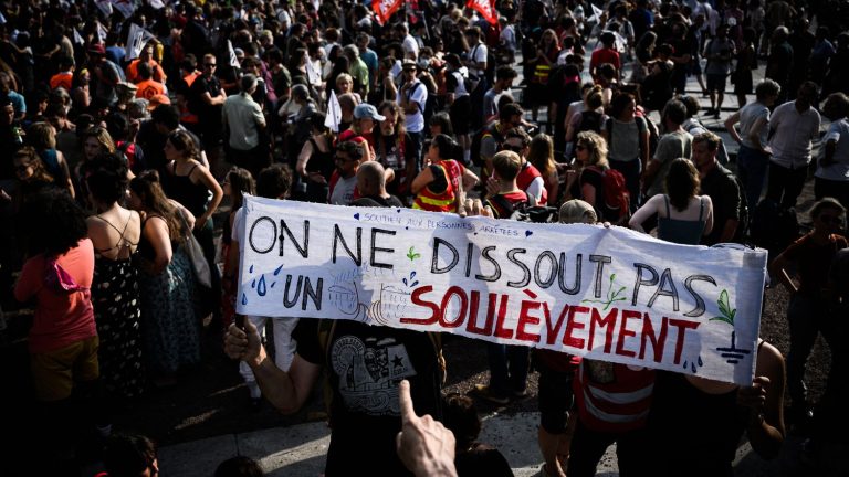 more than a thousand demonstrators in Nantes to oppose the dissolution of the collective