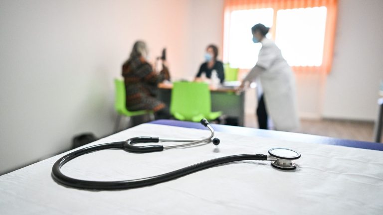 nearly 200 deputies will table an amendment aimed at regulating the freedom of establishment of doctors