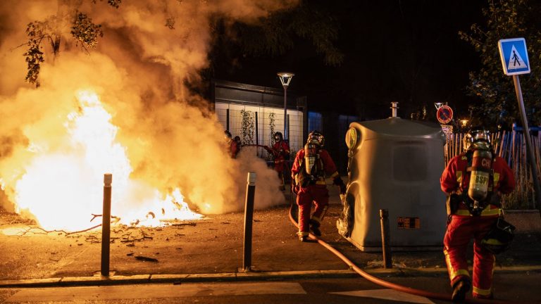 Emmanuel Macron denounces “scenes” of “unjustifiable” violence against “institutions and the republic”