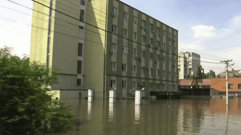 residents of Kherson organize to evacuate after the destruction of the hydroelectric dam