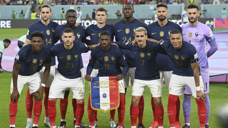 the French football team calls for calm