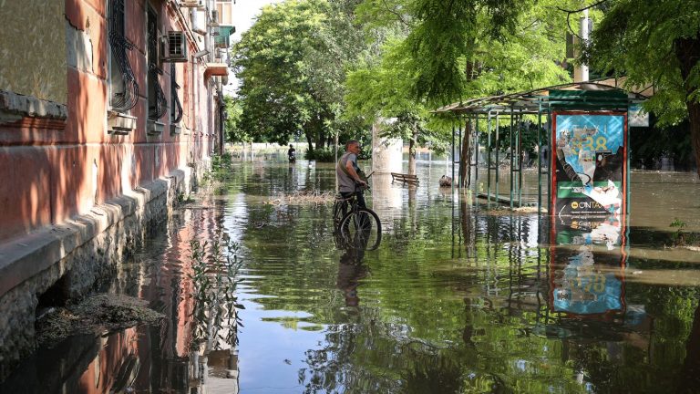 the destruction of the Kakhovka dam marks the beginning of a “great ecological disaster”, analyzes a hydrologist from Kherson