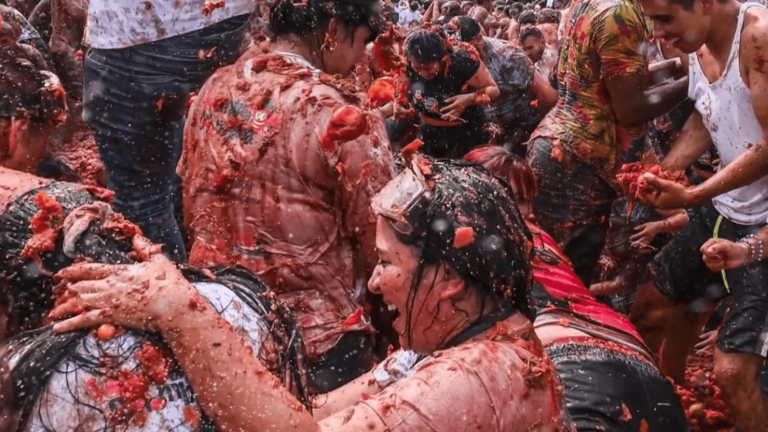 the effects of heat in Hong Kong, optical illusion in Greece, Tomato Battle Festival in Colombia