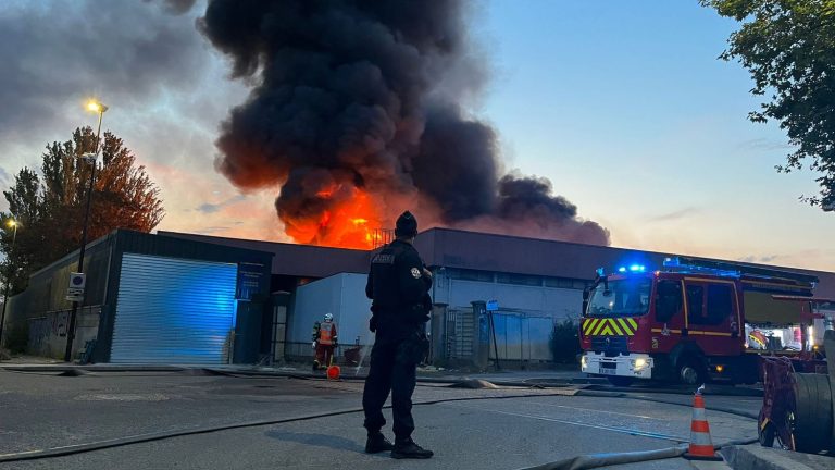 the fire in a warehouse in Bobigny is brought under control