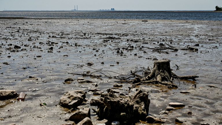 the huge Kakhovka reservoir is inexorably empty after the destruction of the dam