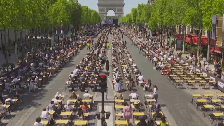 the largest dictation in the world took place on the Champs-Élysées