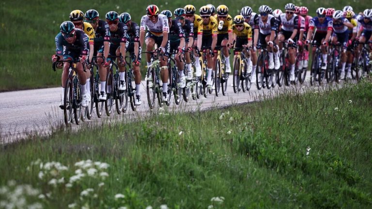 the peloton chasing in the pouring rain… Follow the first stage