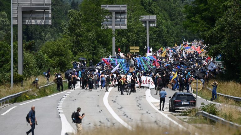 the procession interrupted, some clashes between opponents and the police