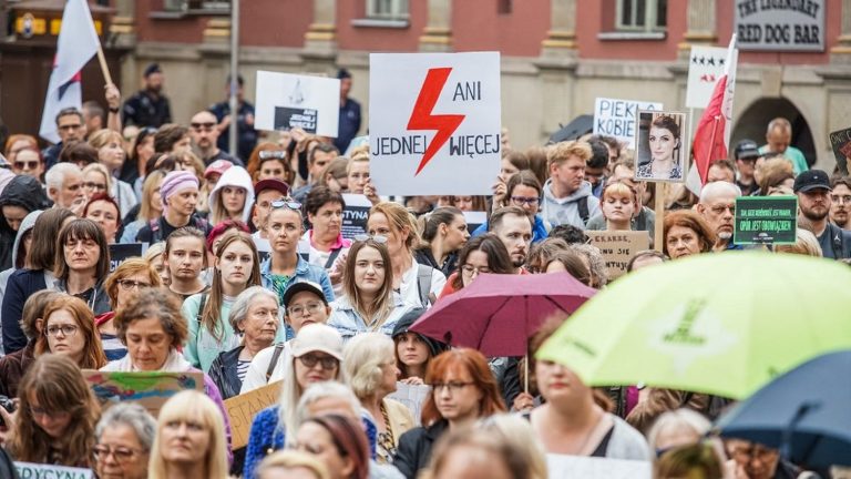 thousands of Polish women protest after the death of a woman who could not have an abortion