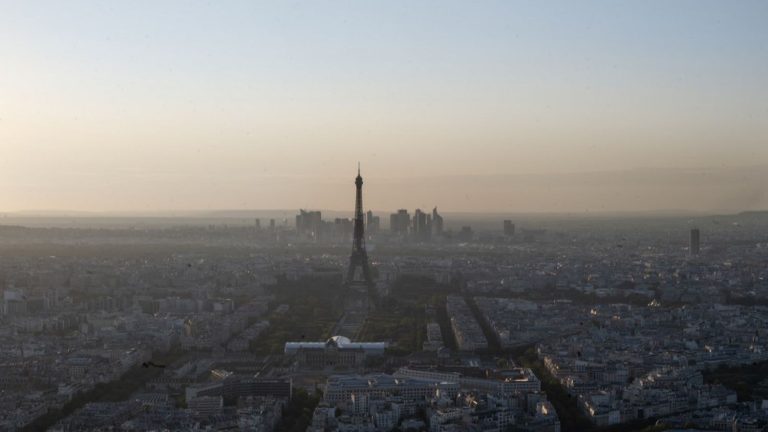 visualize how the plume of smoke moved towards France