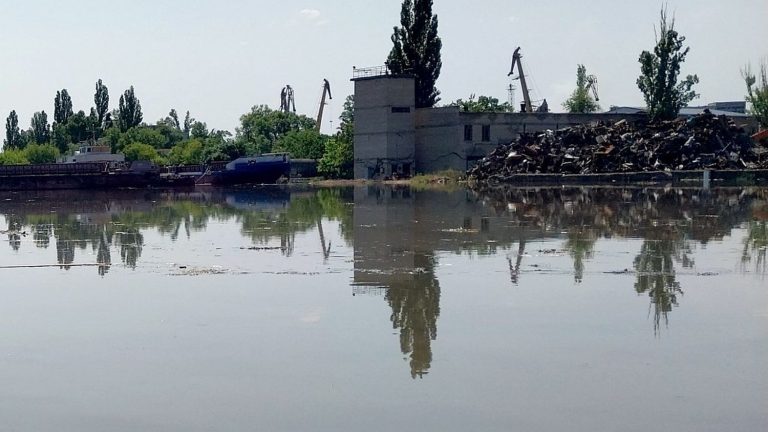 who can benefit from the destruction of the Kakhovka dam?