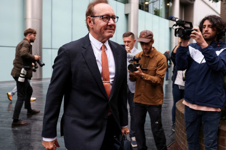 Accused of sexual assault |  Jury deliberates at Kevin Spacey trial