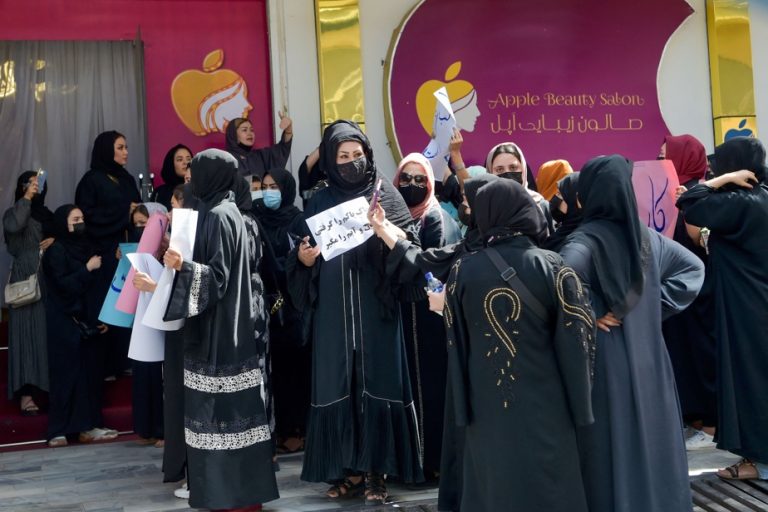 Afghanistan |  Women demonstrate in Kabul against the closure of beauty salons