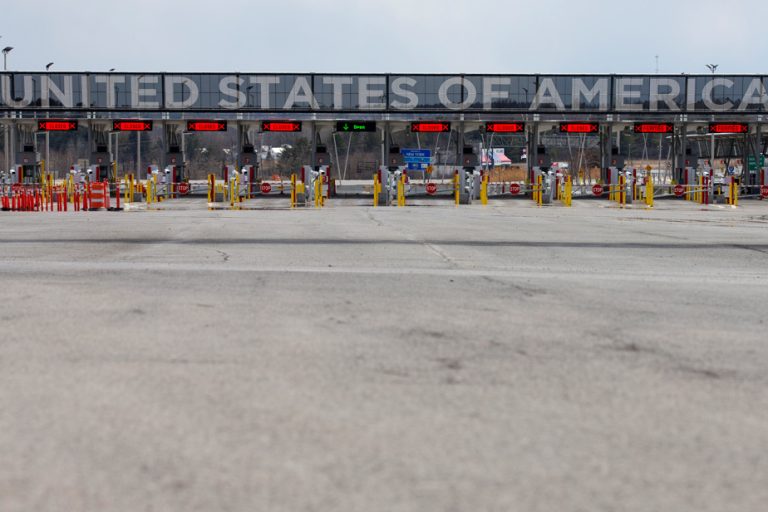 Shortage of American customs officers at the Canadian border