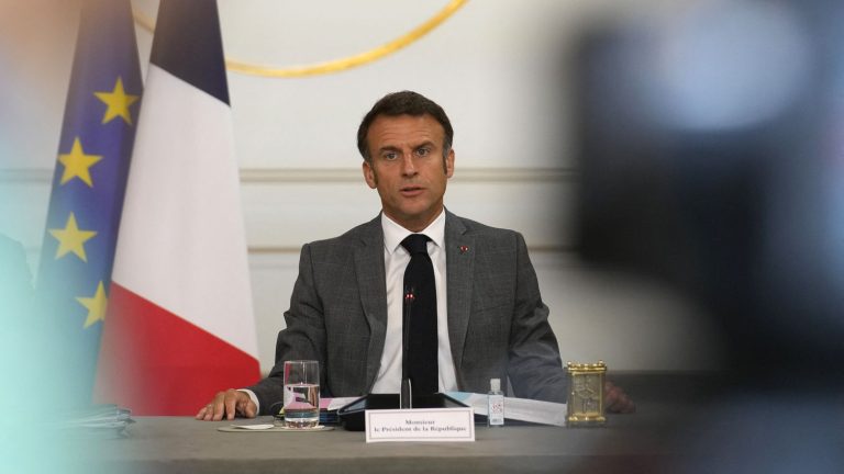 “Being a minister is not about speaking in the post, it is about implementing decisions”, declares Emmanuel Macron before the new government