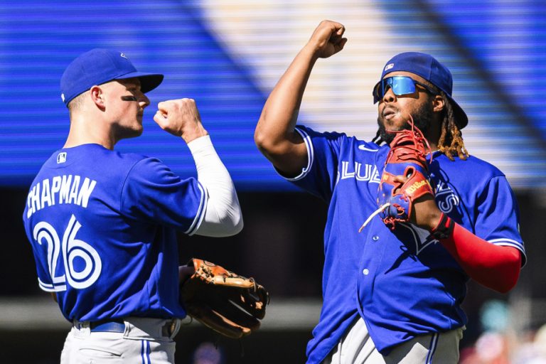 Blue Jays snatch victory from Mariners and avoid sweep