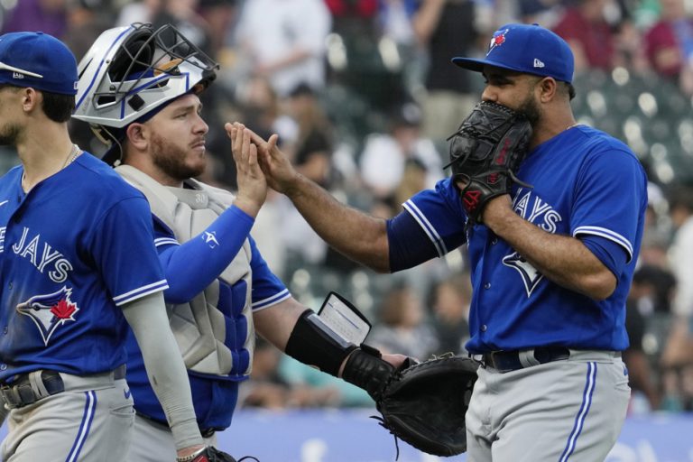 Blue Jays sweep doubleheader in Chicago