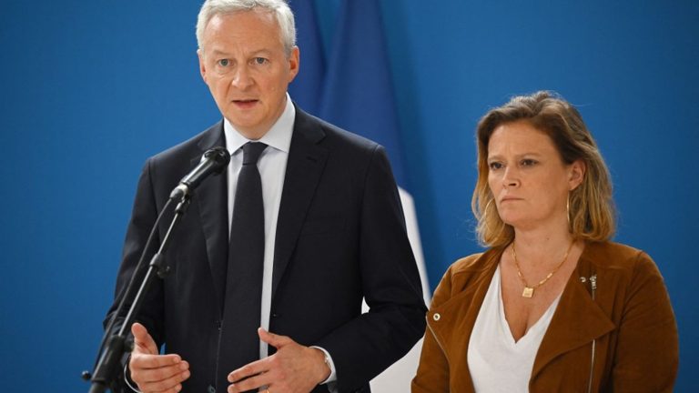 Bruno Le Maire announces “the deferral of payment of charges” for degraded businesses and “the possibility of extending the sales by one week”