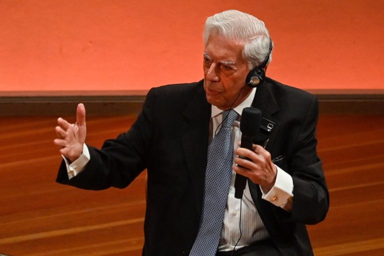 COVID-19 |  Mario Vargas Llosa recovered after hospitalization