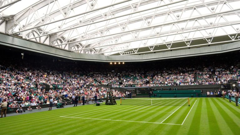 Cathedral-like silence, crowded stands, respect for the players… The Center court, temple of tennis with a cozy atmosphere