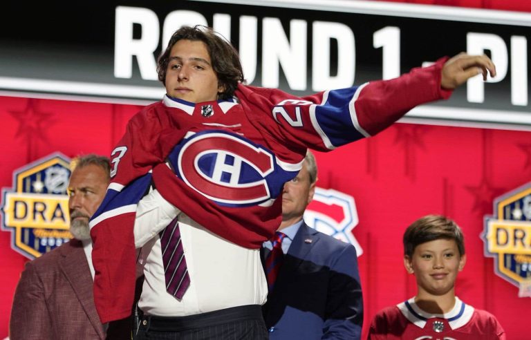 David Reinbacher signs his first contract with the Montreal Canadiens