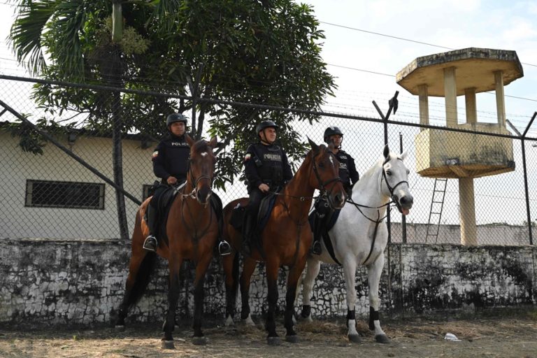 Ecuador |  At least 90 guards held after six prisoners died