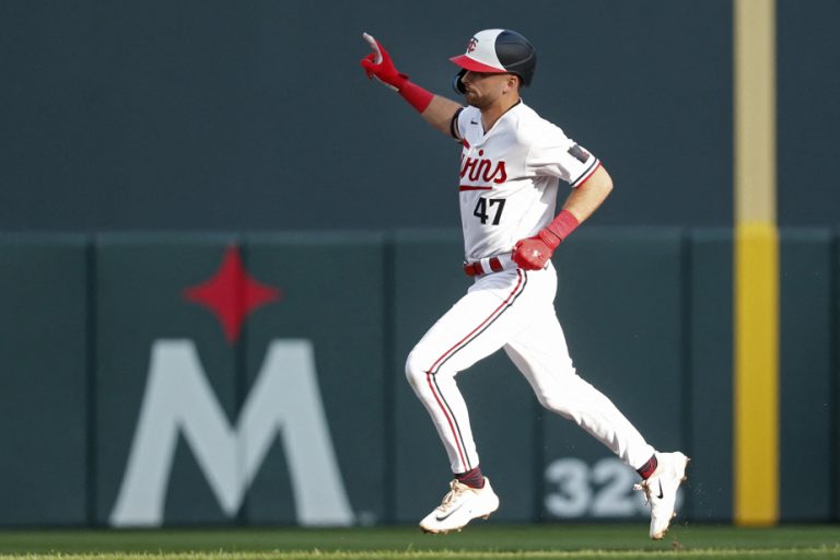 Edouard Julien homers in a 5-0 win for the Twins