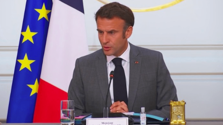 Emmanuel Macron, traveling to New Caledonia, will speak on France 2 on Monday