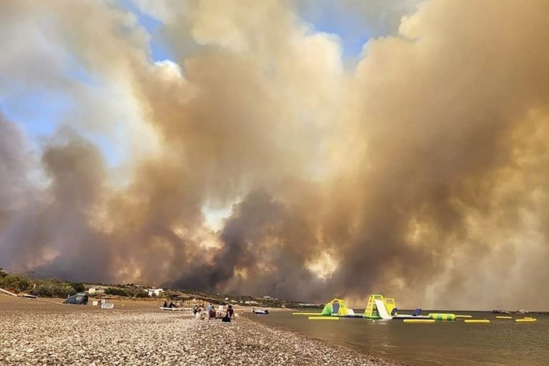 Fires in Greece |  Hundreds of people evacuated by boat from the island of Rhodes