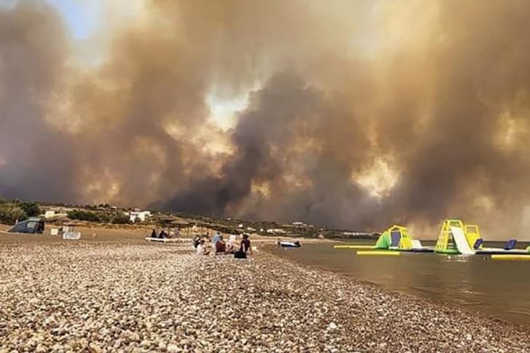 Fires in Greece |  People are evacuated by boat on the island of Rhodes