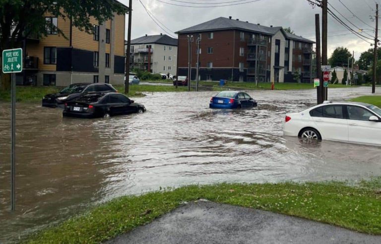 Flooded houses and roads in Montérégie and Lanaudière