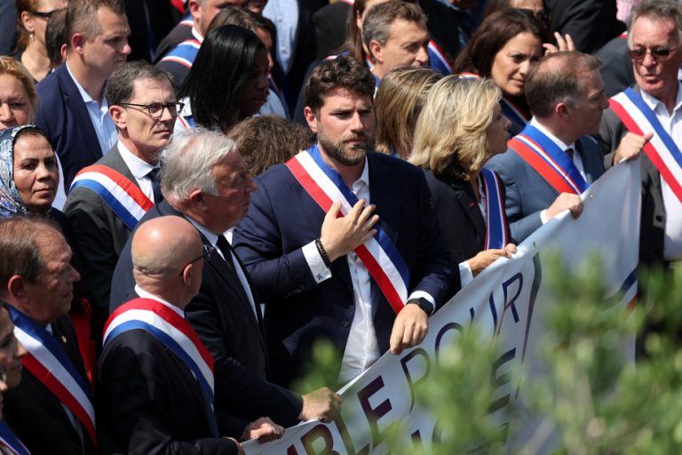 France |  The wave of urban violence denounced in front of town halls