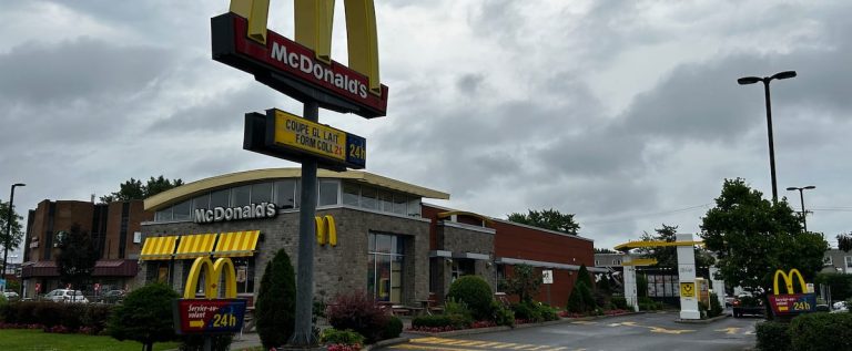 Furious at not having received sauce, a Montrealer beats a health worker at the McDonald’s drive-thru