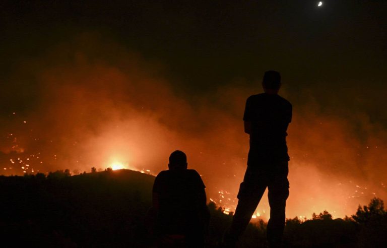 Greece “at war” against fires, thousands of tourists evacuated