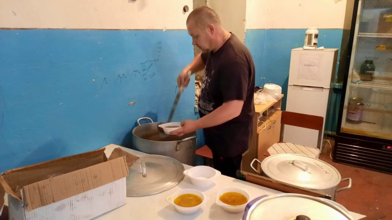 “If I leave, either I’m dead or it’s the end of the war”, in a canteen run by Ukrainian soldiers, life behind the front