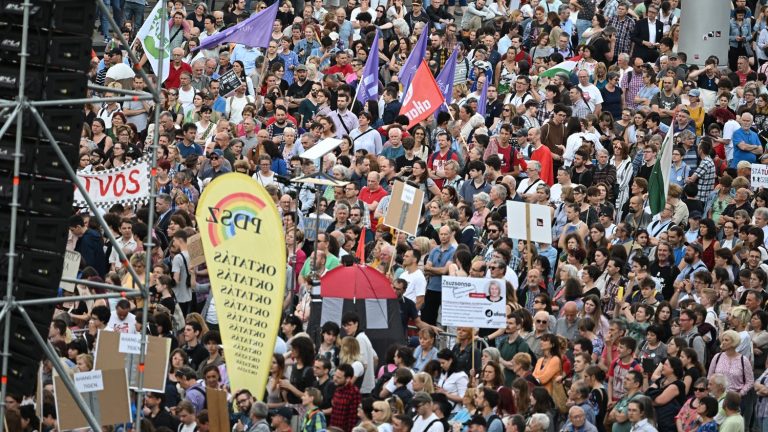 In Hungary, teachers protest against a “revenge law”