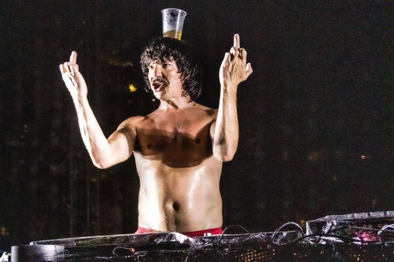 Inappropriate gestures of a DJ at the La Noce festival |  “He put his tongue in my mouth”