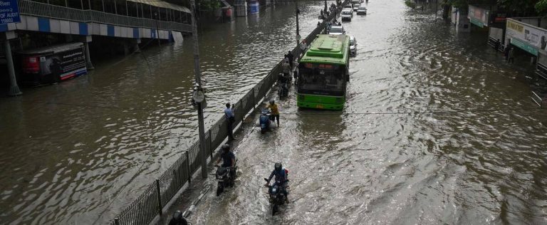 India: the river in Delhi reaches a record level