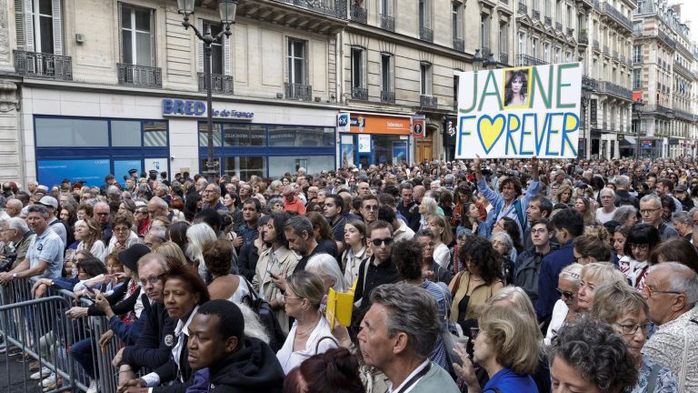 Jane Birkin’s fans turned out by the hundreds to watch her funeral