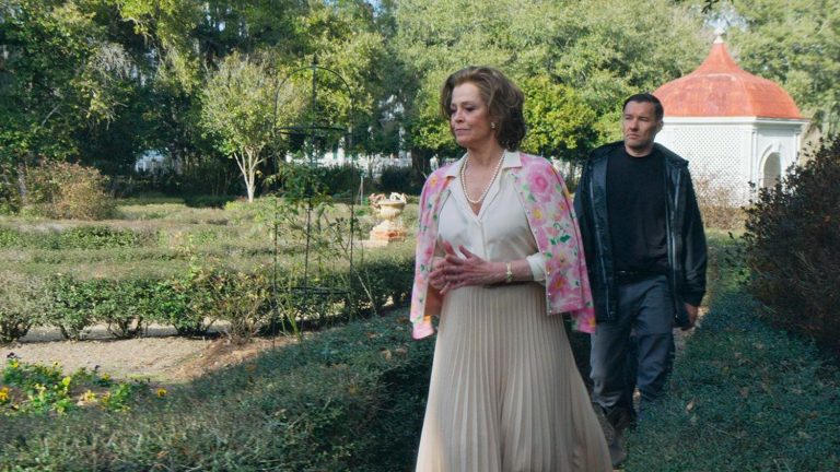 “Master Gardener”, the new film by Paul Schrader with Sigourney Weaver in an intimate and disturbing thriller