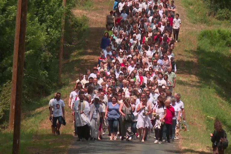 Murder of Karine Esquivillon.  The white march in Maché brings together 300 people in tribute to the victim